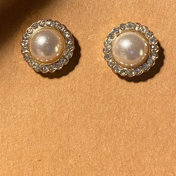 Vintage Monet Earrings Gold tone round with rhinestones surrounding pearl center - Picture 7 of 7
